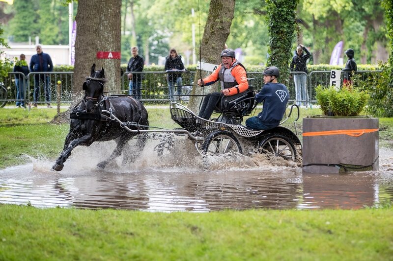 gerrit van den berg poseert met zijn trouwe personeel in de binnenbak van manege de groote wielen