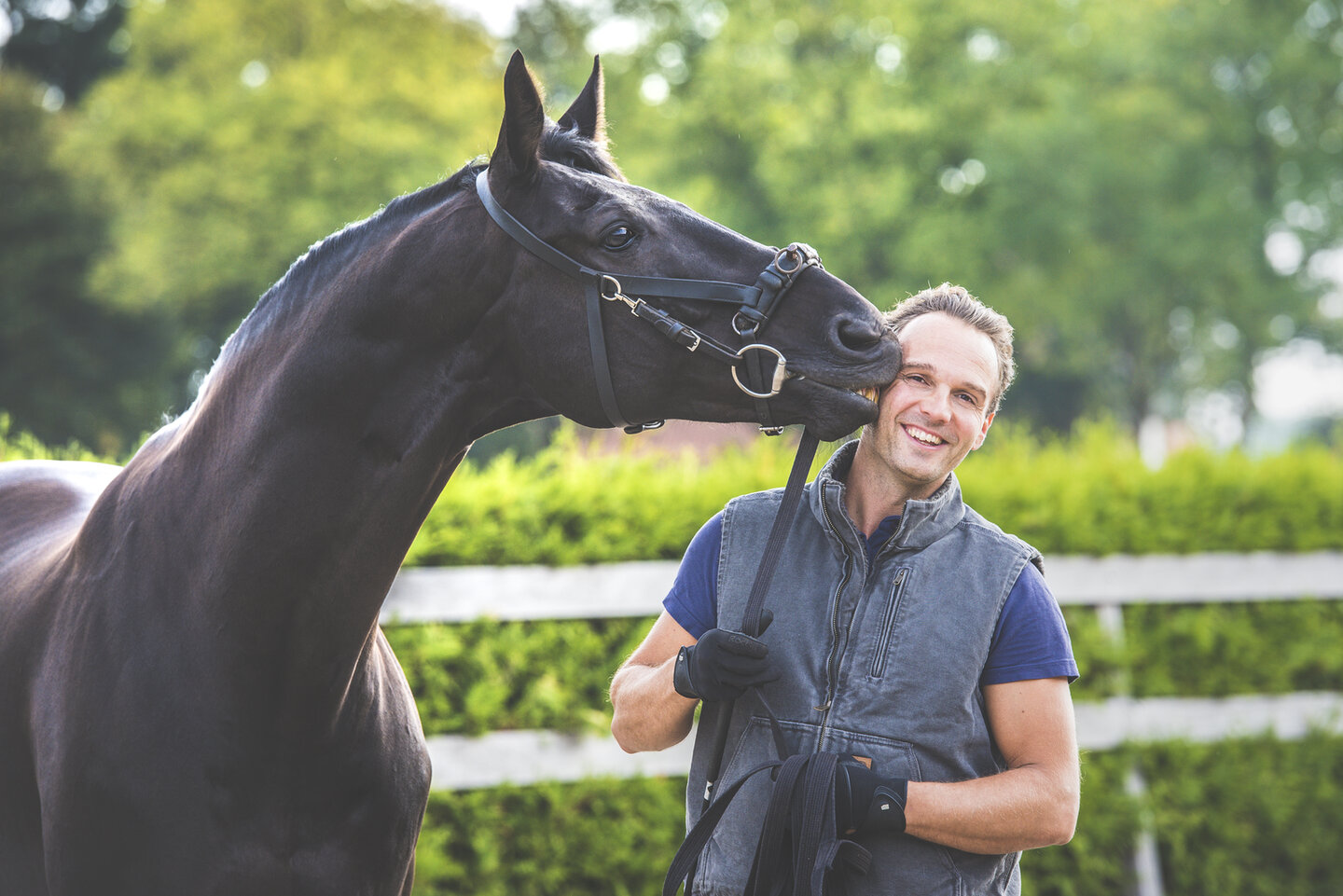 bastiaan de recht poseert terwijl hij geknuffeld wordt door een paard