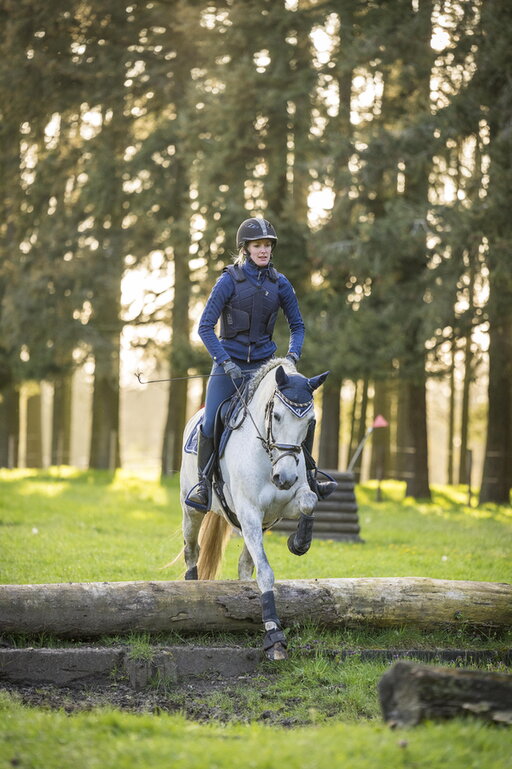 een amazone maakt met haar paard kennis met de cross