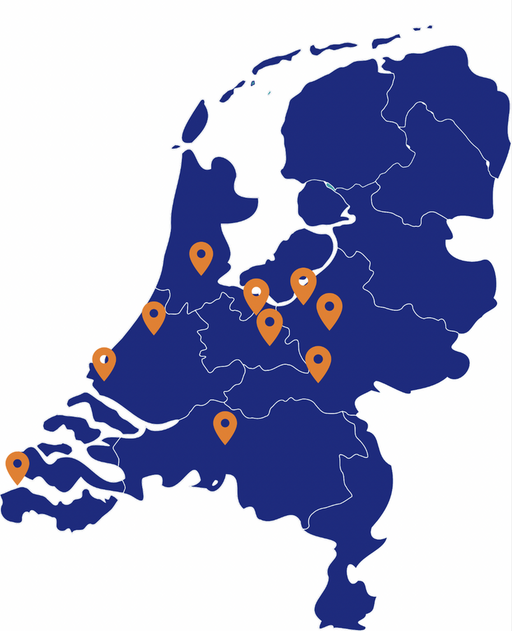 dinja van liere juicht terwijl ze op hermes zit, na het winnen van de nederlandse titel