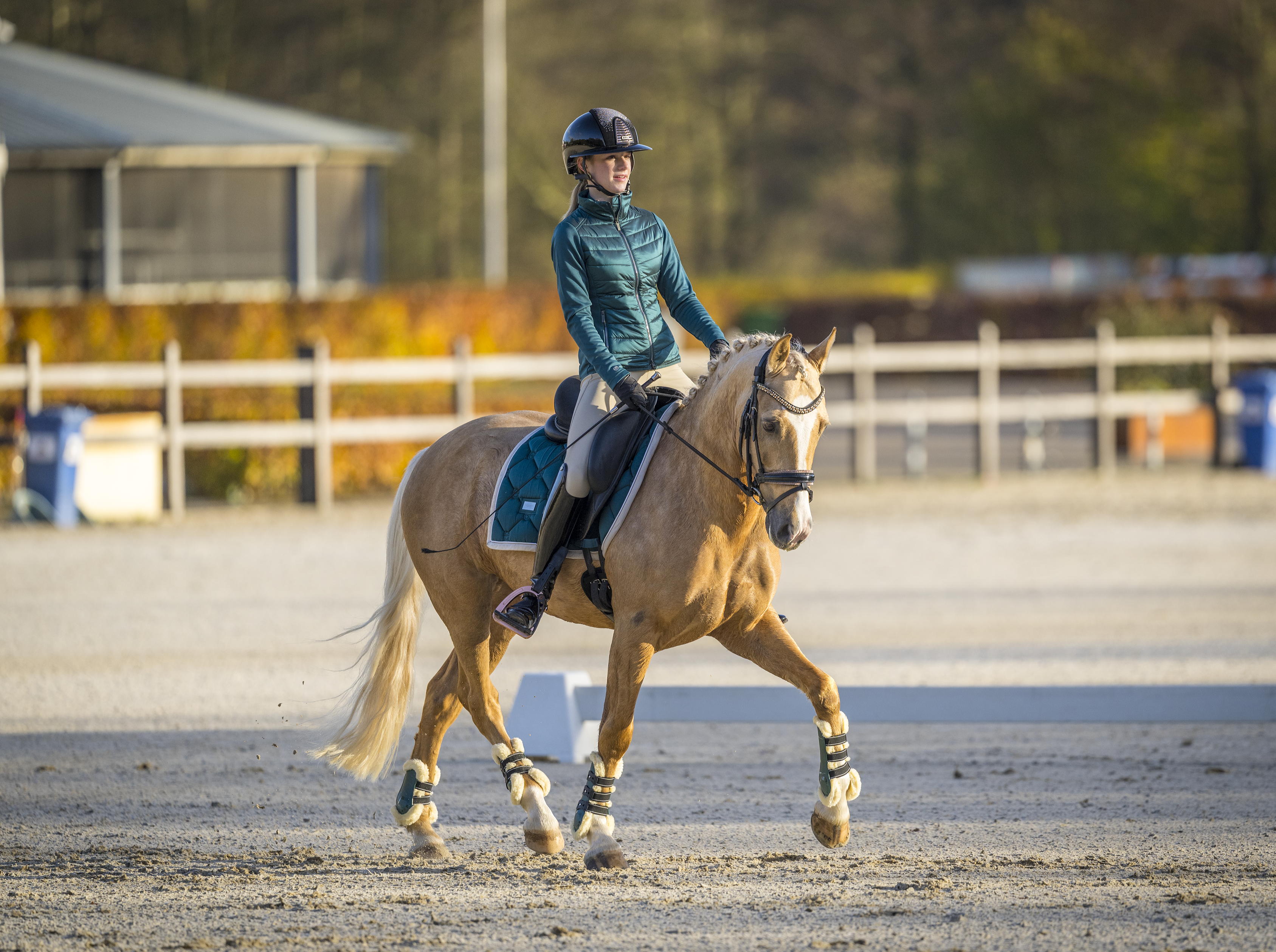 amazone annabell zet de schouderbinnenwaarts in bij haar pony
