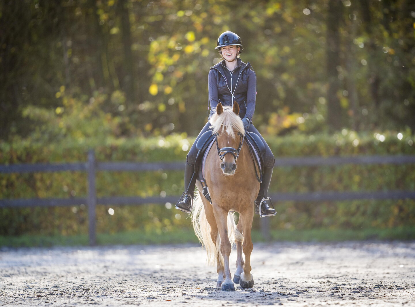 amazone ellen lacht en pony madame magic heeft de oortjes naar voren