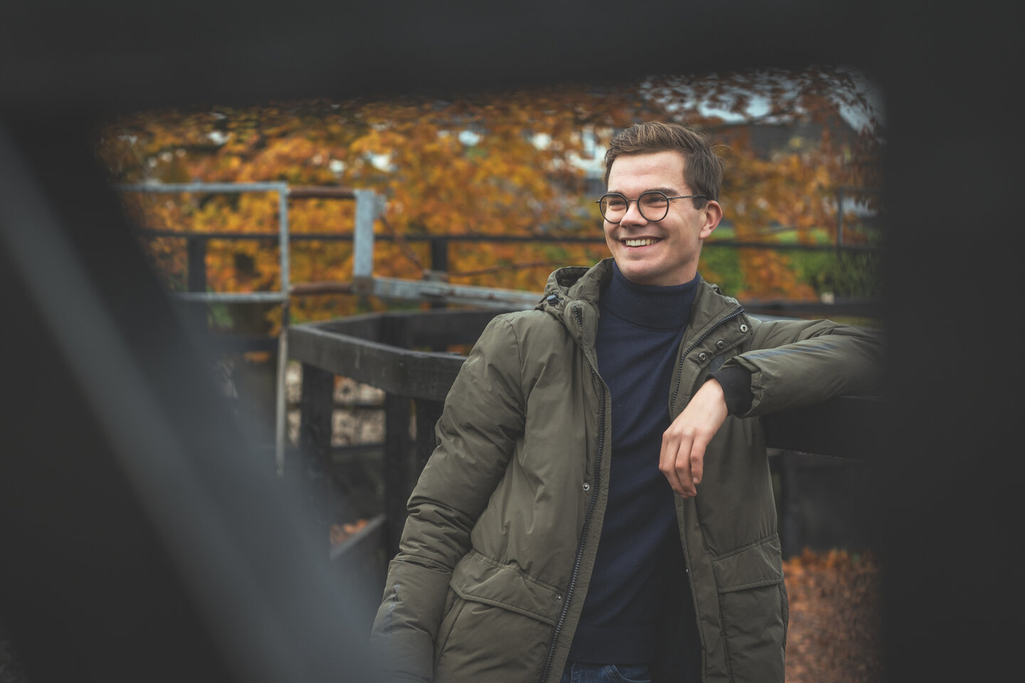 Marten leunt tegen de afrastering van de stapmolen aan