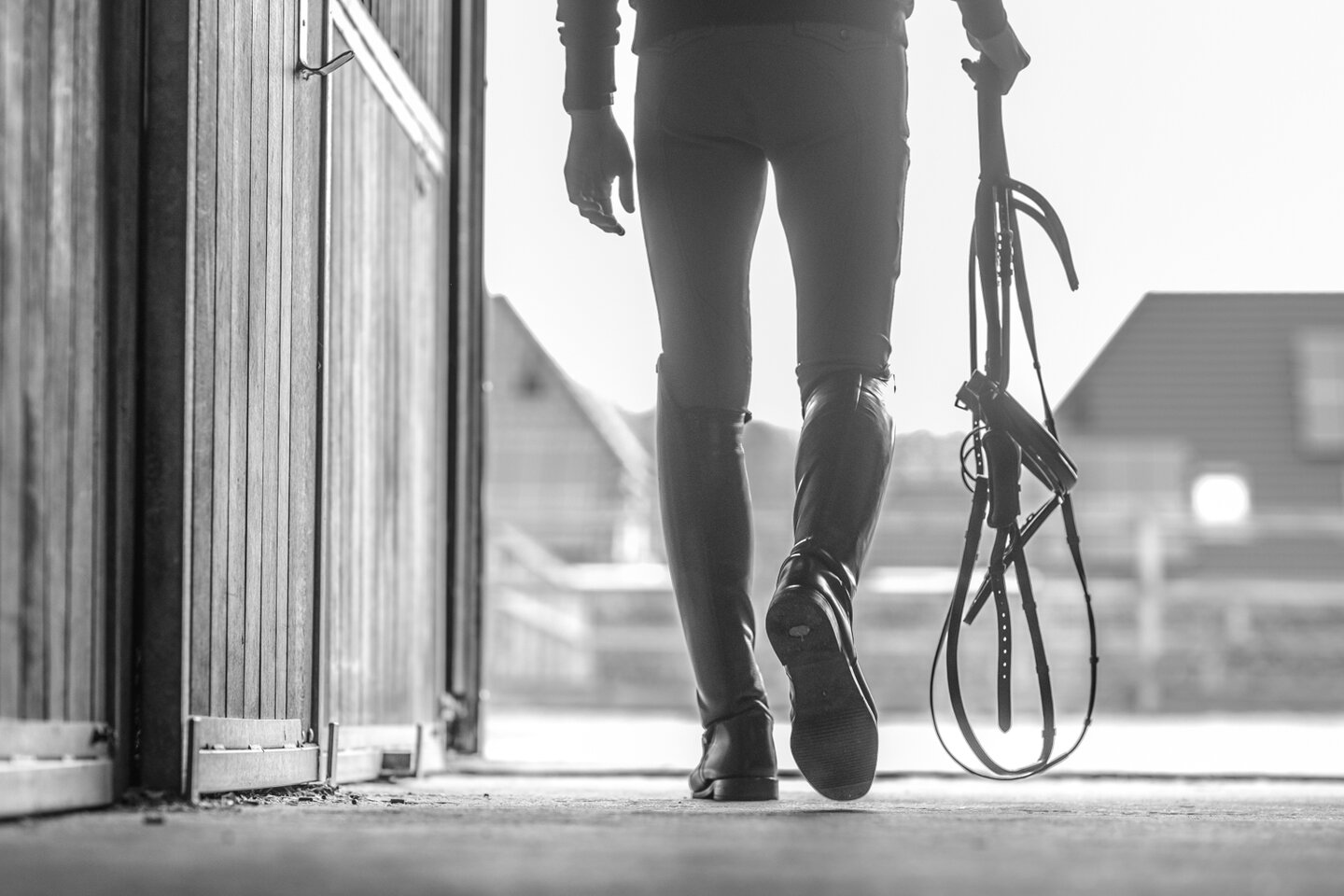 detailfoto van de laarzen van marten luiten die een hoofdstel in zijn handen heeft