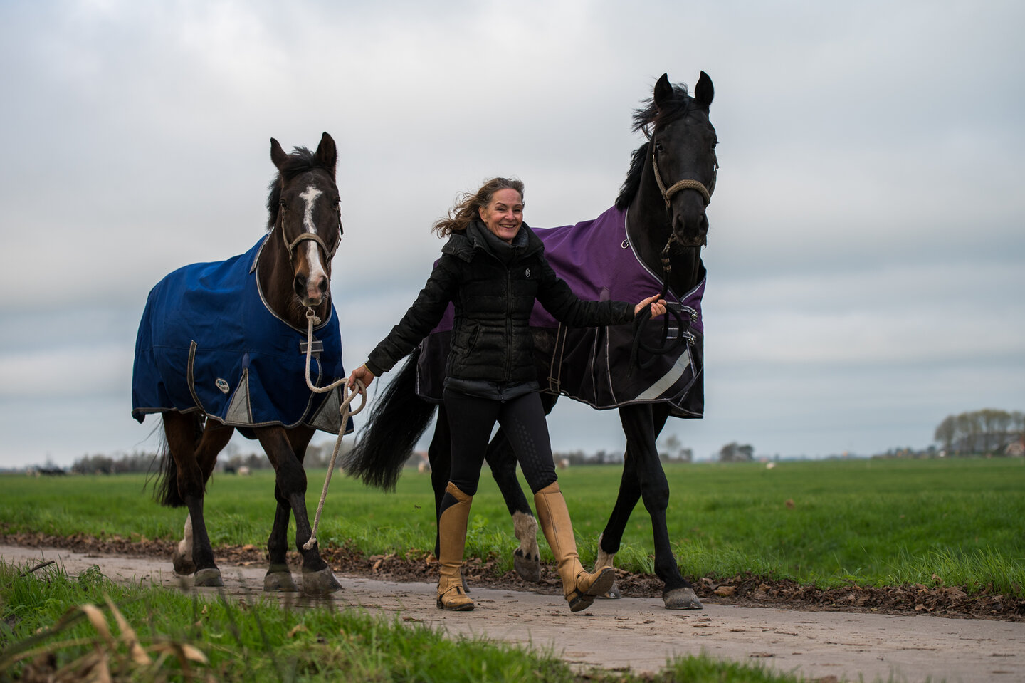 saskia dusseldorp wandelt met haar twee paarden