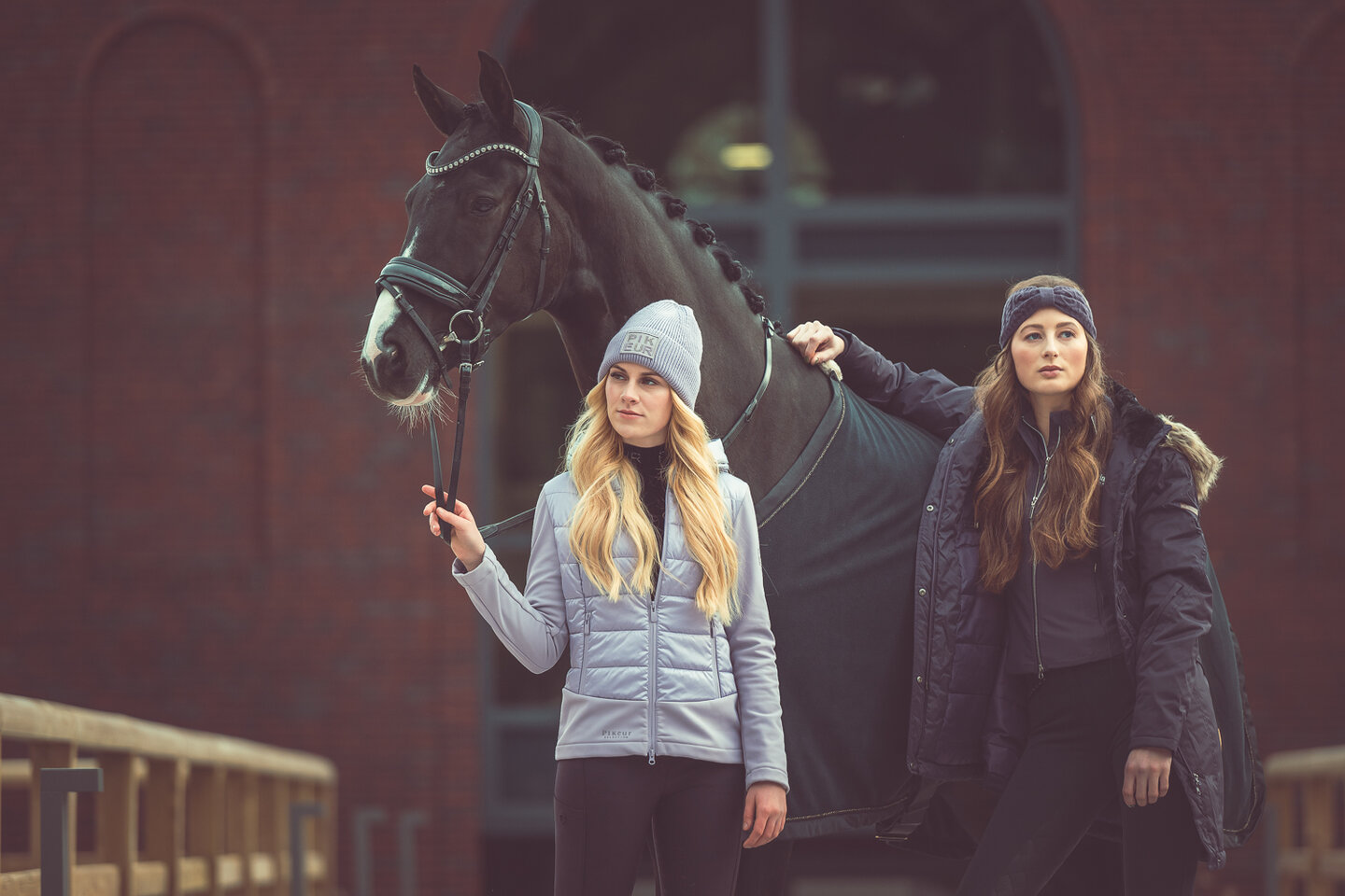 modellen dominique en milou poseren naast een paard