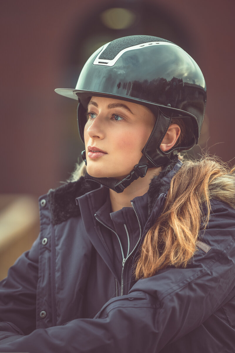 model milou draagt de nieuwe veiligheidshelm gaudi van horka