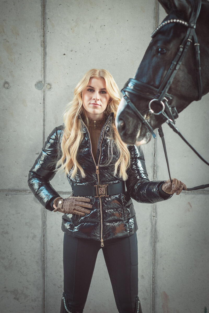 model dominique showt de kleding van n brands x epplejeck
