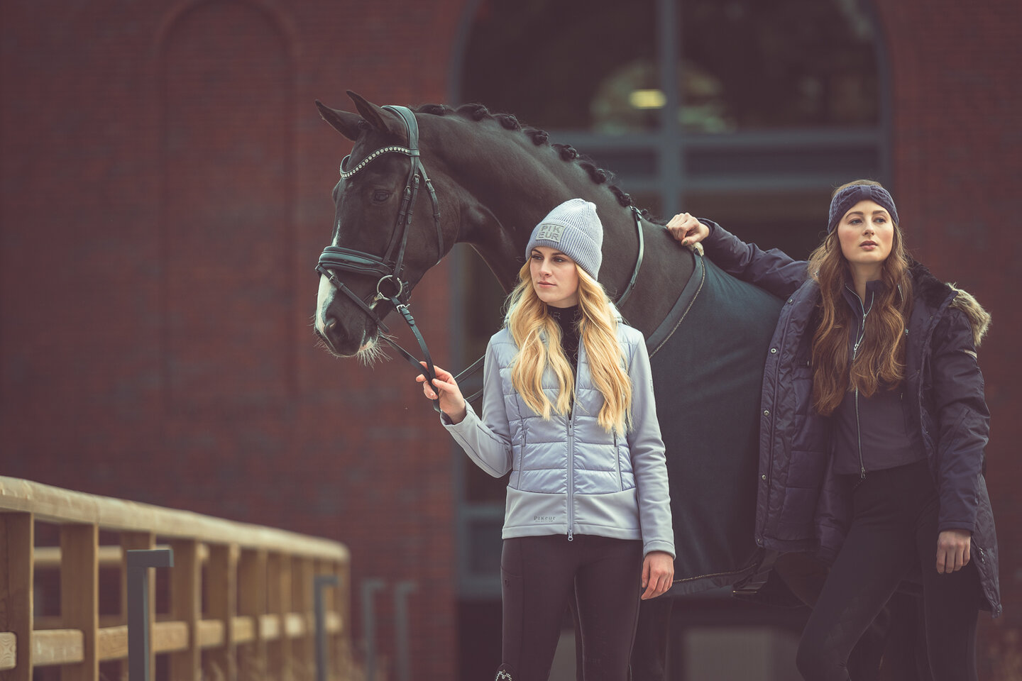 modellen en amazones dominique van dalsen en milou dees poseren naast een paard