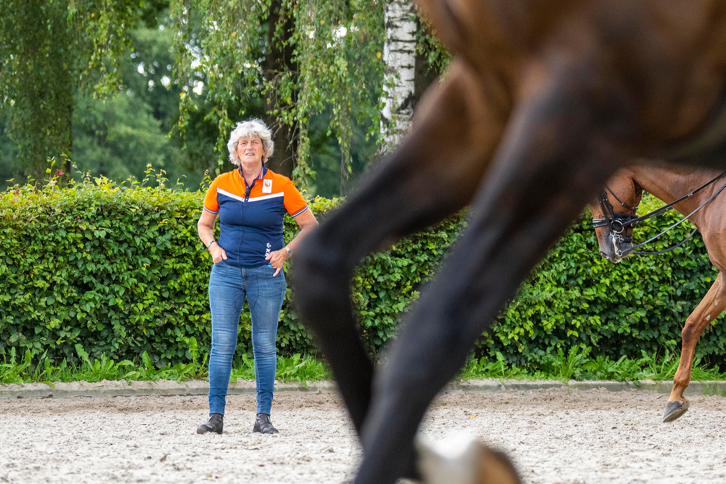 instructeur marion schreuder kijkt naar haar pupil