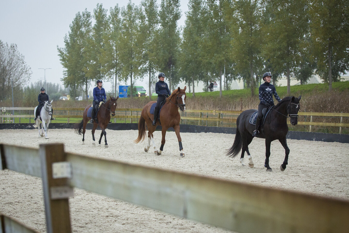 het viertal van de west stichtse ruiters oefent in de buitenbak