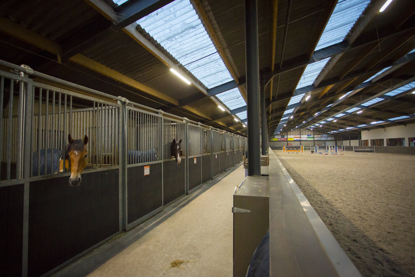 stallen naast de binnenbak van de west stichtse ruiters