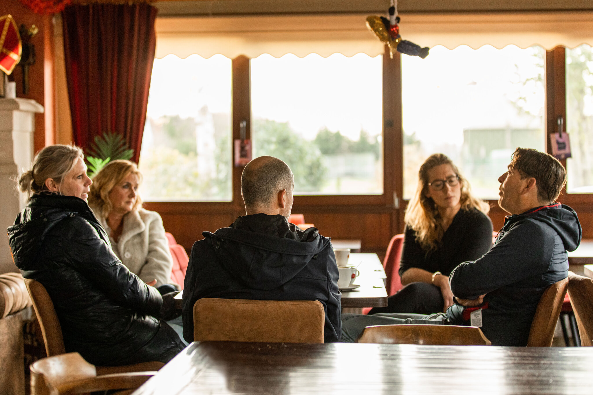 de deelnemers aan het gesprek zitten aan tafel