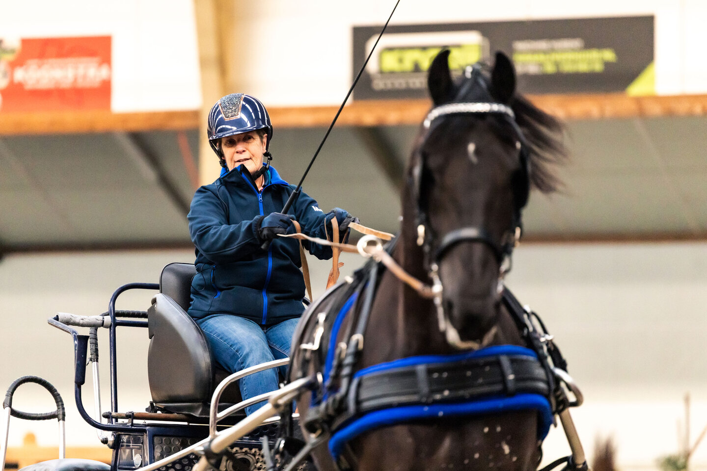 manegehouder yorick staat in het midden van de bak tijdens het lesgeven