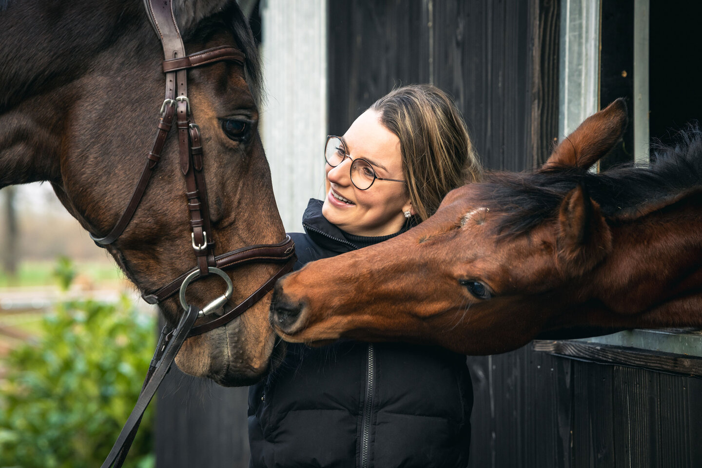 manegehouder yorick staat in het midden van de bak tijdens het lesgeven