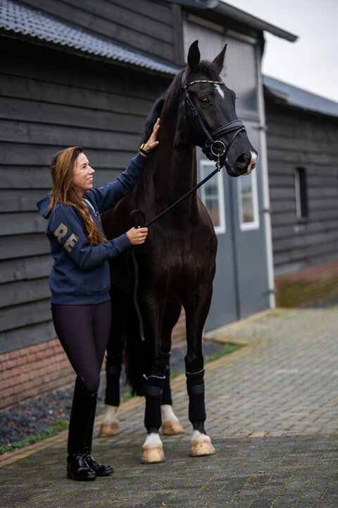 logo van hippisch centrum midden-zeeuws vlaanderen op een zadeldekje