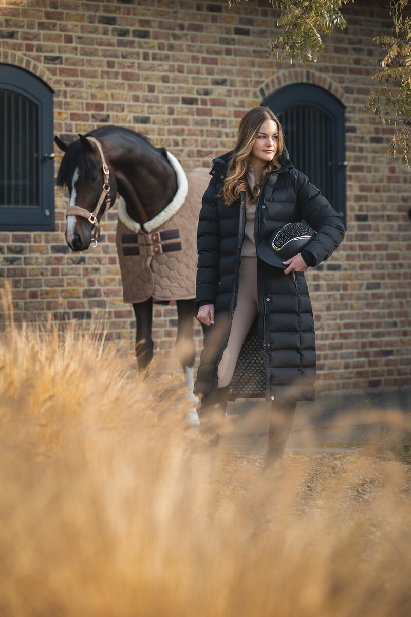 Model fleur showt de kleding van Back on Track